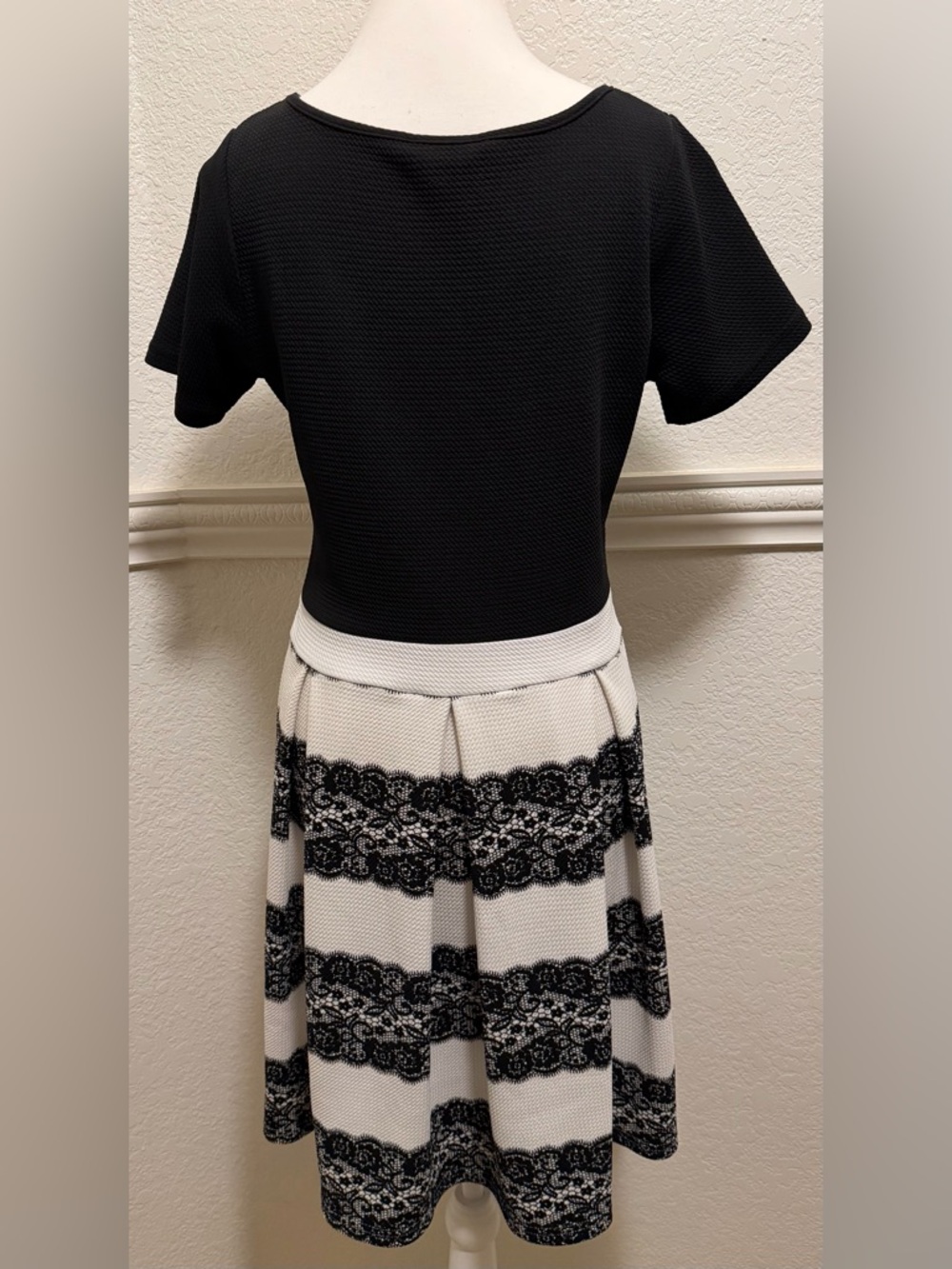 Christian Siriano Black & White Textured Fit & Flare Dress – Lace Detail Skirt 🖤 - Picture 6 of 8